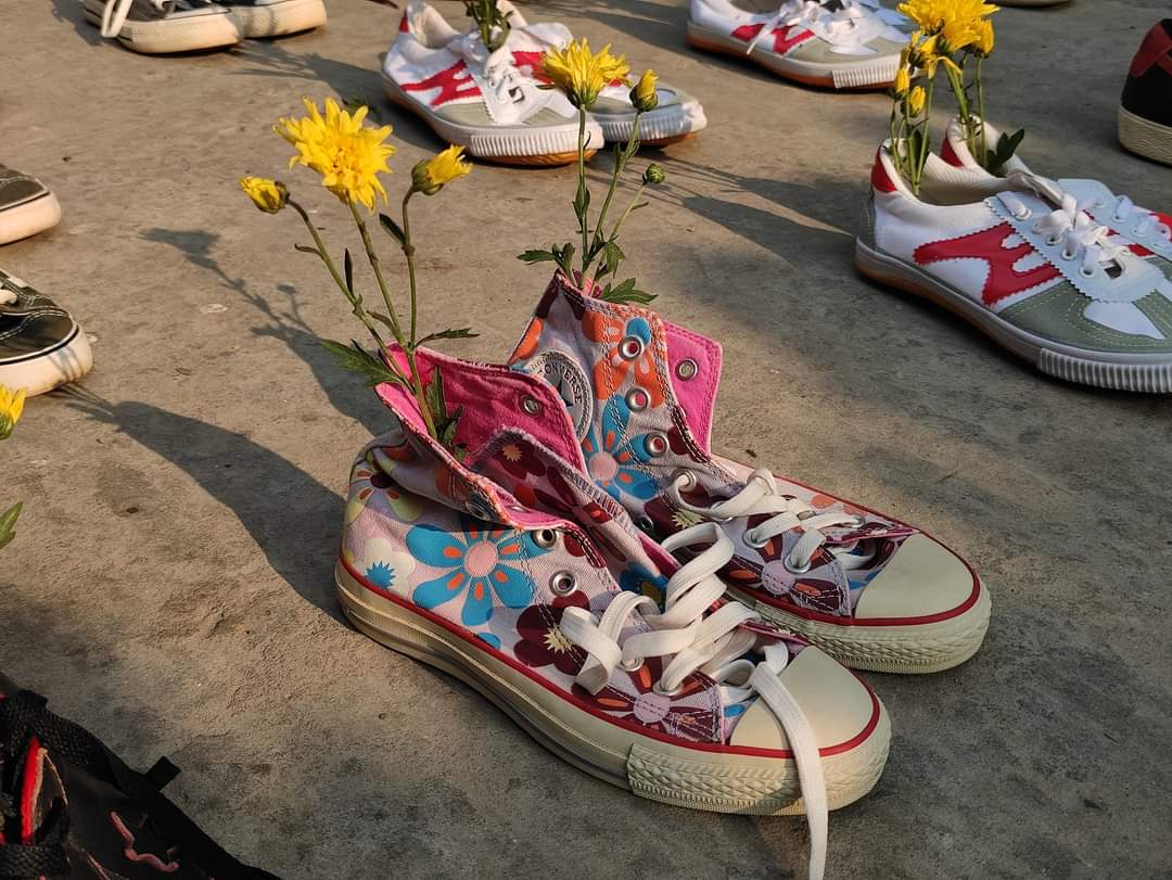 Myanmar_Now_Eng's tweet photo. Opponents of the coup regime in Myanmar launched a campaign called the #MarchingShoesStrike on Thursday, placing shoes filled with flowers in public places in memory of fallen protesters. It also symbolises the continued defiance of the junta and steps forward in the revolution. https://t.co/ENkZEtbuUN