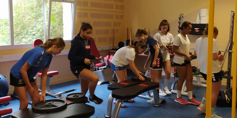 LyceePonty's tweet photo. La section sportive handball du lycée est ouverte aux jeunes filles qui pratiquent le handball aux niveaux fédéral, régional et départemental et présentent un potentiel de progression et une grande motivation. 
https://t.co/i3691c4ZJU
https://t.co/ExmY1YN5VU https://t.co/kO540ucKld