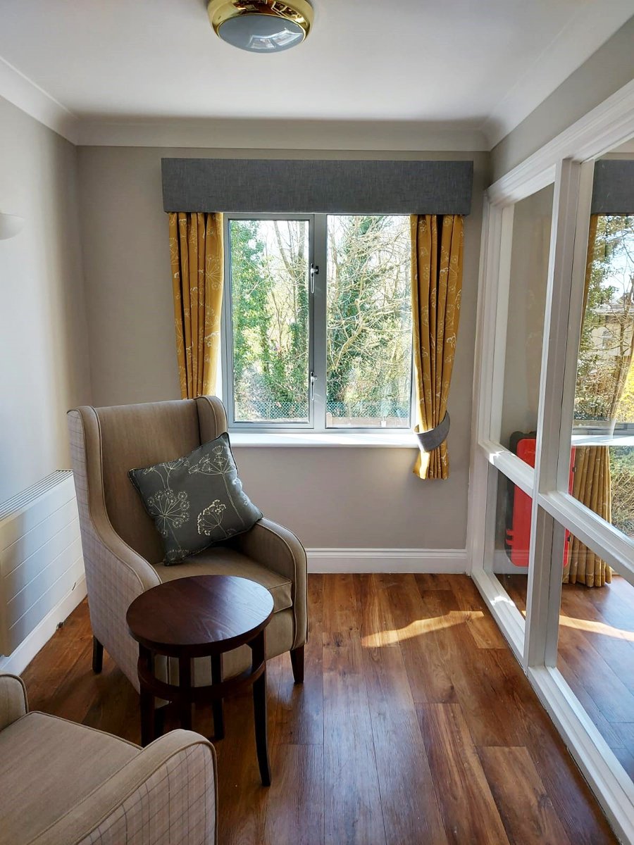 BridgeInteriorC's tweet image. ☀️Summer's come early with these sunshine yellow curtains we recently installed in a care home dining area!

The contrast created with the grey pelmets and tiebacks really makes the space feel polished. 

#contractcurtains #usesomecolour #summer #installation #projectcomplete