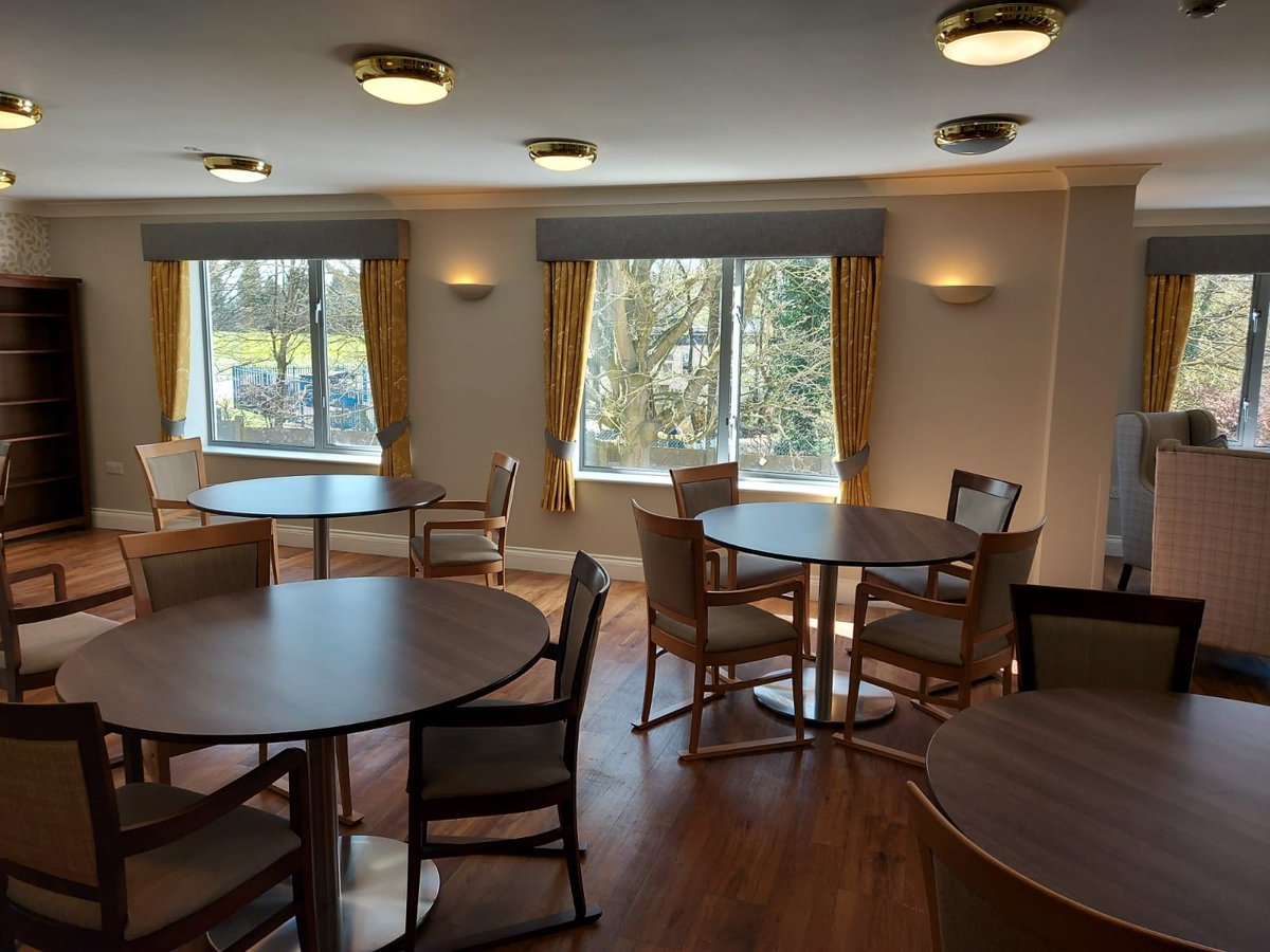 BridgeInteriorC's tweet image. ☀️Summer's come early with these sunshine yellow curtains we recently installed in a care home dining area!

The contrast created with the grey pelmets and tiebacks really makes the space feel polished. 

#contractcurtains #usesomecolour #summer #installation #projectcomplete