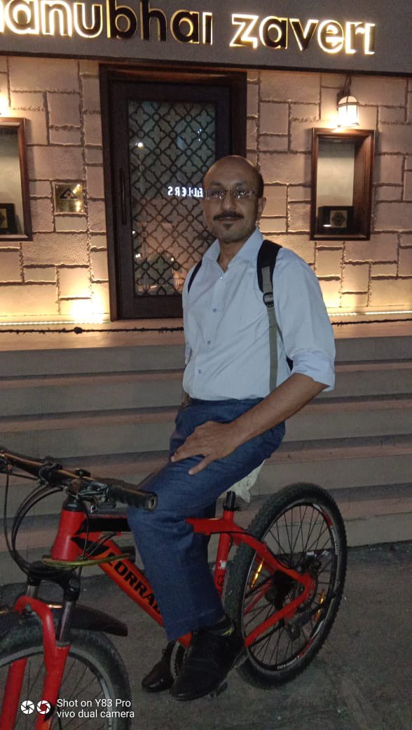 PedalPowerGroup's tweet photo. INSPIRATIONAL!

Featuring Alpesh bhai who commutes using a cycle since 1997. (24 years)

Average daily distance: 15-25 KM

His massive efforts are an inspiration for all of us. Karnavati city should be proud of him.
#Cycles2Work #Cycles4Change https://t.co/2tuuRHwa85