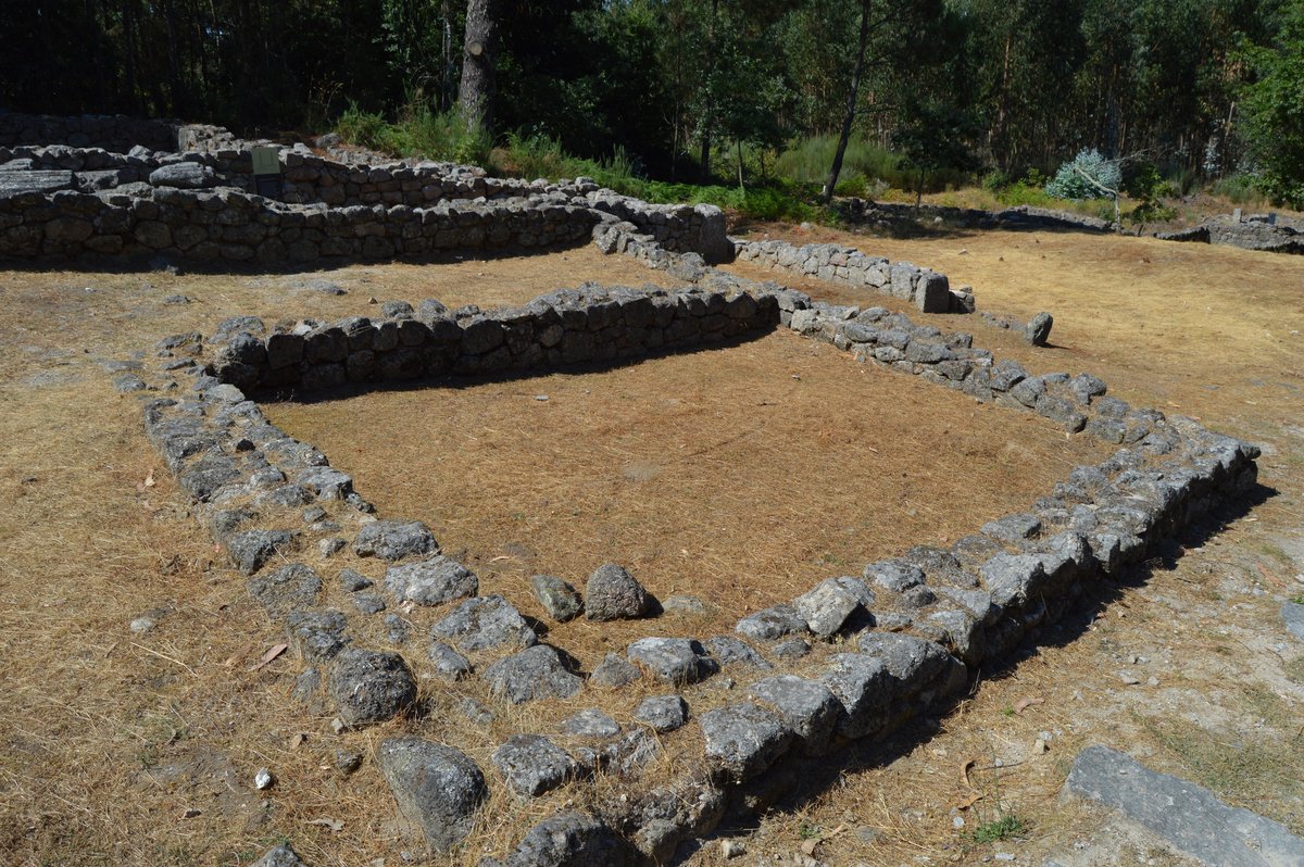 Castro de Monte Mozinho or Cidade Morta de Penafiel It is the largest Roman Castro in the #IberianPeninsula, although it is not yet fully explored. Castro village is from Roman times, founded in the 1st century AD with a period of occupation until the 5th century.