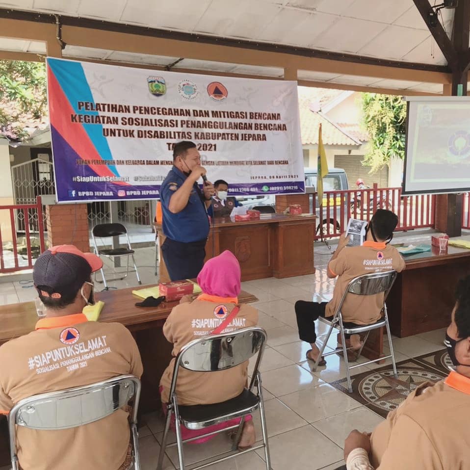 forumprbjepara's tweet photo. Pelatihan Pencegahan dan Mitigasi Bencana, bagi Kawan-kawan Disabilitas Jepara. Koordinator Bidang 2 FPRB Jepara, Surana (Damkar) hadir menyampaikan materi. #fprb #jepara #siapuntukselamat #bpbd https://t.co/TQhSzRZbdh