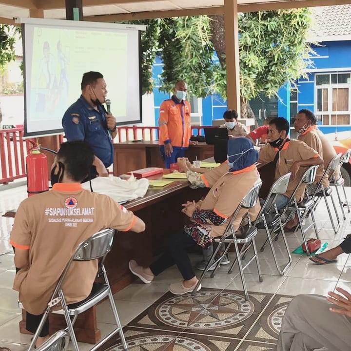 forumprbjepara's tweet photo. Pelatihan Pencegahan dan Mitigasi Bencana, bagi Kawan-kawan Disabilitas Jepara. Koordinator Bidang 2 FPRB Jepara, Surana (Damkar) hadir menyampaikan materi. #fprb #jepara #siapuntukselamat #bpbd https://t.co/TQhSzRZbdh