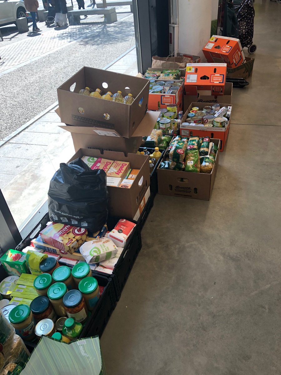 rotarylyoncentr's tweet photo. Samedi dernier, membres et amis de notre club se sont retrouvés au Auchan de la Duchère pour la collecte de la banque alimentaire
Nous avons vécu une forte émotion, en touchant du doigt  la générosité de nos concitoyens.
En savoir plus : https://t.co/L5BNxbQg61
#banquealimentaire https://t.co/pgqQ91D1hd