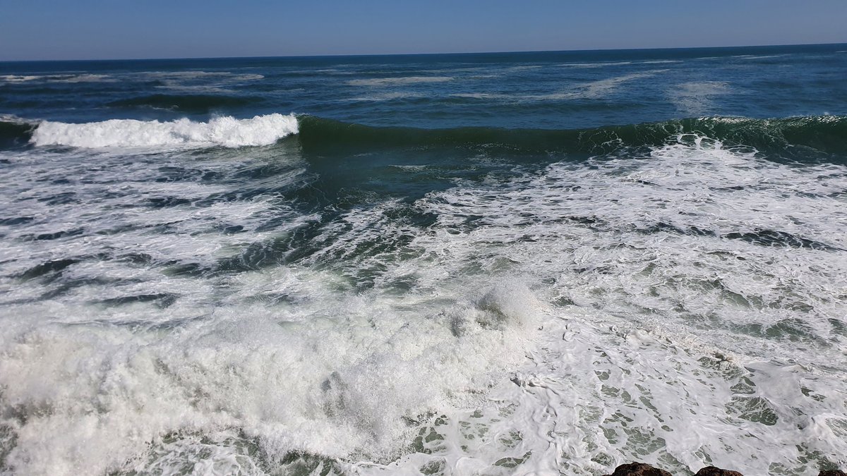 Yo solo me hago una pregunta... ¿¿Que diferencia hay entre estar en la playa y en cualquier espacio abierto?? ... Incluida las vías  públicas