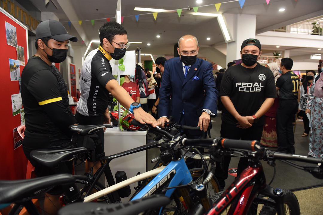 Bike on! Launched the MSU Cycling Club, a new addition to the current over 40 active clubs & associations, in conjunction with #MSUClubCarnival2021, presented a physical dimension promoting wellness & sustainability at @MSUMalaysia  @MSUscd #MSUCyclingClub #MSUSDG @MSUcollege