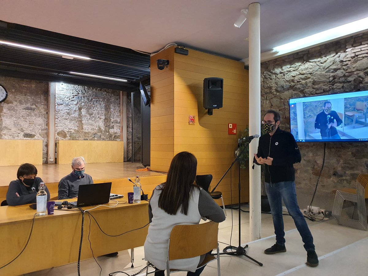 Ahir les famílies de l'<a href="/escdelesaigues/">Escola de les Aigües</a> ens vam reunir amb <a href="/bcn_hg/">Horta-Guinardó</a>, <a href="/rosaalarcon/">Rosa Alarcon /❤️</a> i <a href="/AVVBaixGuinardo/">AVVBaixGuinardó</a> per parlar de la pacificació del c. Taxdirt perquè les mesures actuals són insuficients. Ens han plantejat de noves, però pensem que no pacificaran l'entorn i seguirà sent insegur.