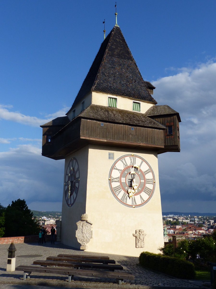 Uhrturm #Graz #Austria
The clock tower contains 3 bells, one of which dates to 1385.
Unusually, on the clock faces the large hands mark the hours & the smaller ones the minutes.

#AprilTowers