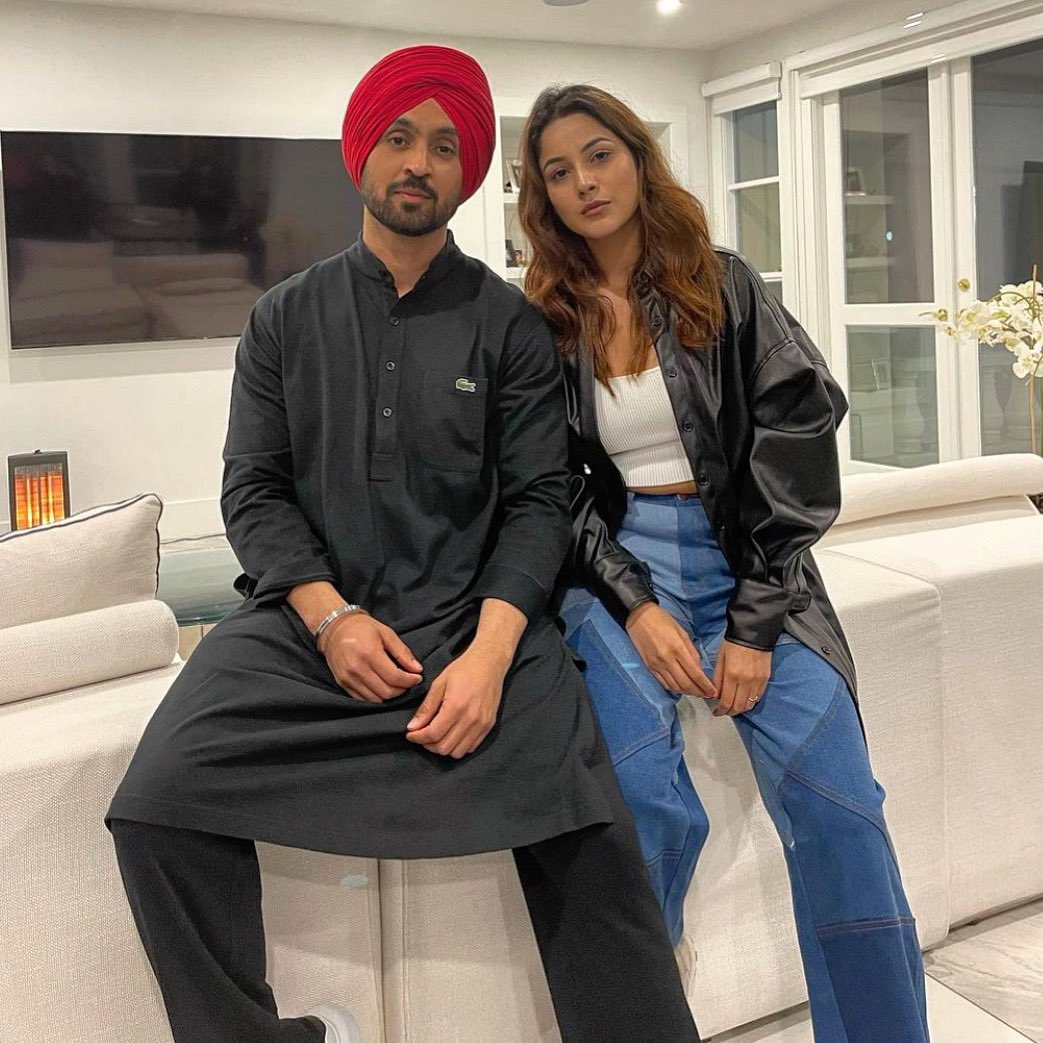 filmfare's tweet photo. Black is the new black. 😎

#DiljitDosanjh #ShehnaazGill https://t.co/mT3gZWkZl4