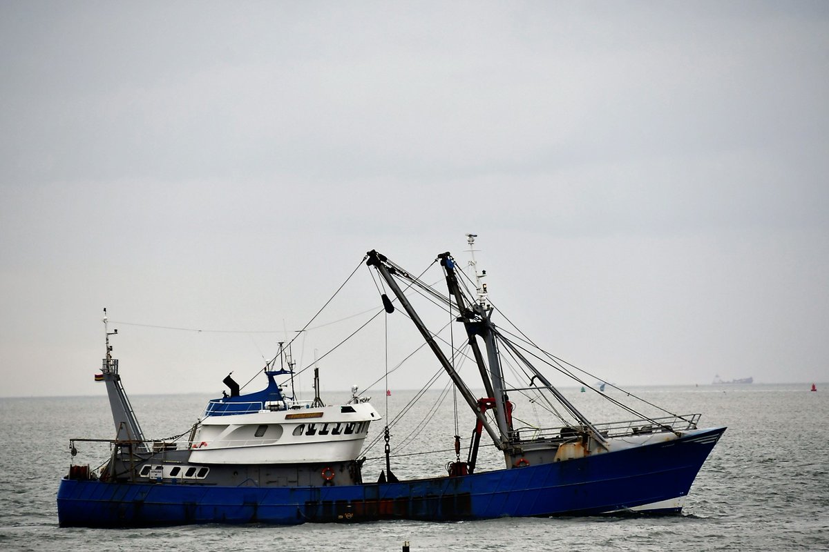 SytseSchoustra's tweet photo. De Friendship vertrekt van #Terschelling om de #containers te zoeken en te bergen boven Ameland. 
De Friendship is gespecialiseerd voor het zoeken naar verloren containers.
Ze hebben speciale sonar en onderwatercamera's  voor dat werk. https://t.co/fprmjTVqvm