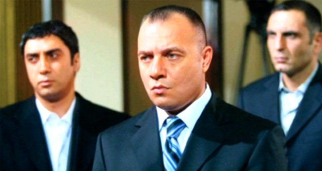 Z kuşağı bilmez ama Kurtlar Vadisi diye bir dizi Süleyman Çakır diye de bir İstanbul Sefiri vardı 

#SüleymanÇakır