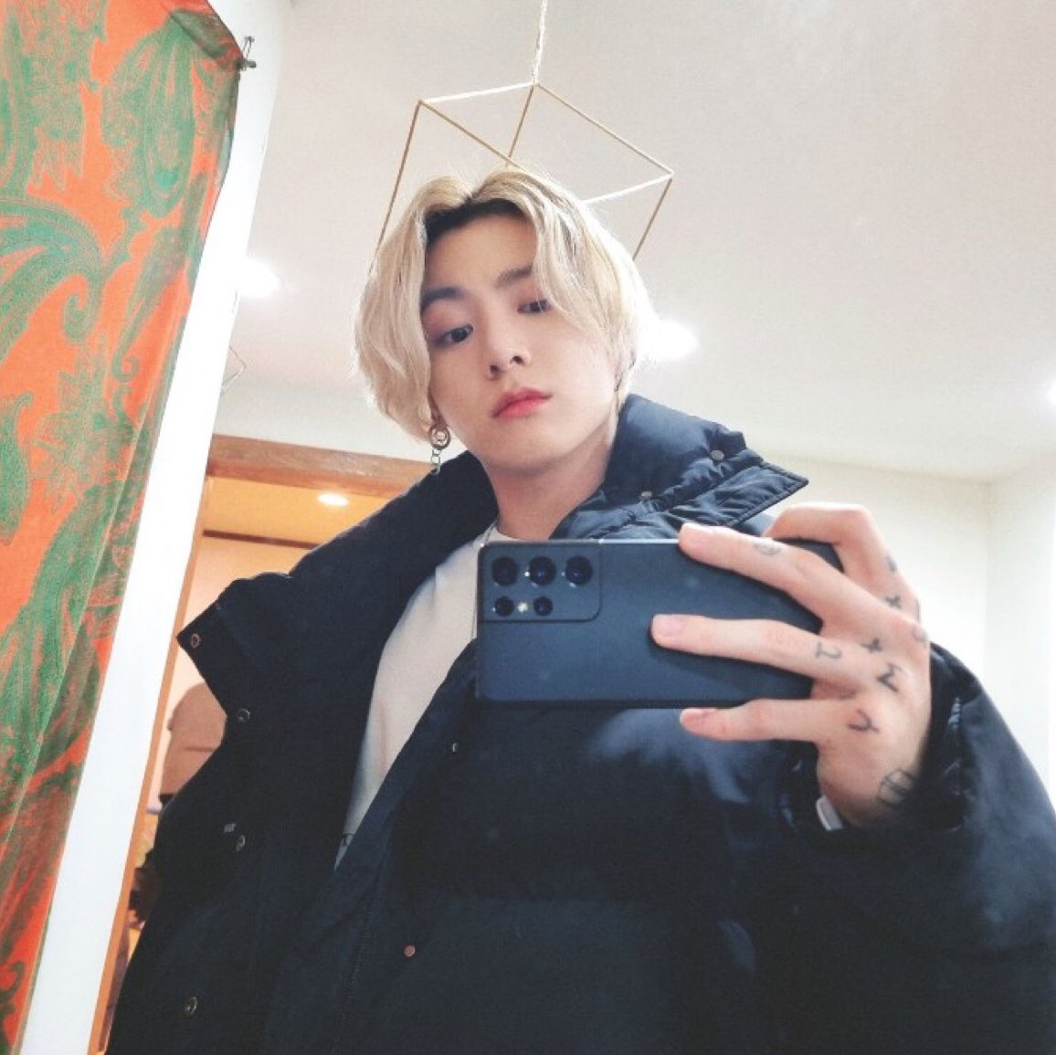 febieegusfa's tweet photo. Siapa yg mleyot waktu liat mirror selfie JK ini? Cakep banget ya 😩 &amp; gk kalah cakep juga itu hp samsung nya 😌. Btw aku mau tebar GA nih 😻

Rules:
- RT dan Like
- reply dengan emoji yang menggambarkan kalian saat liat foto ini. jangan lupa hashtag #GalaxyS21 https://t.co/oXmEDn5Sla