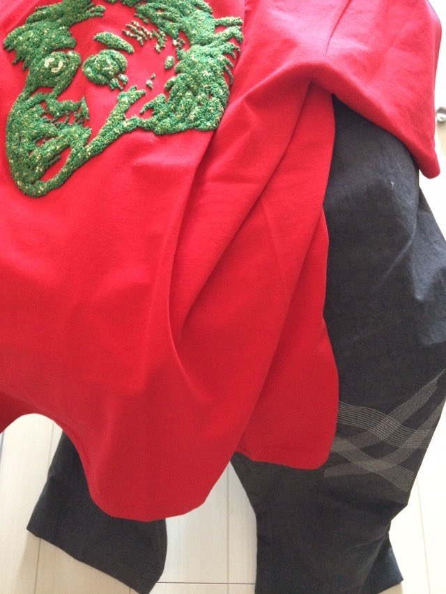 chiku_re's tweet photo. 自身が考えて作って
Bernhard Willhelmに声掛けてもらって
それにオーダーが付いて
それが世界に広がって行ってる瞬間を少しずつ実感し始めております。
#bernhardwillhelm #ss21 #embroidery #einstein #刺繍 https://t.co/a6xXRf5EKr