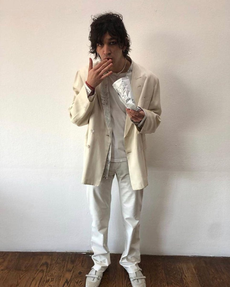 the1975__news's tweet photo. // Happy birthday bestie // 

#the1975 https://t.co/7XsXHgQ4EV