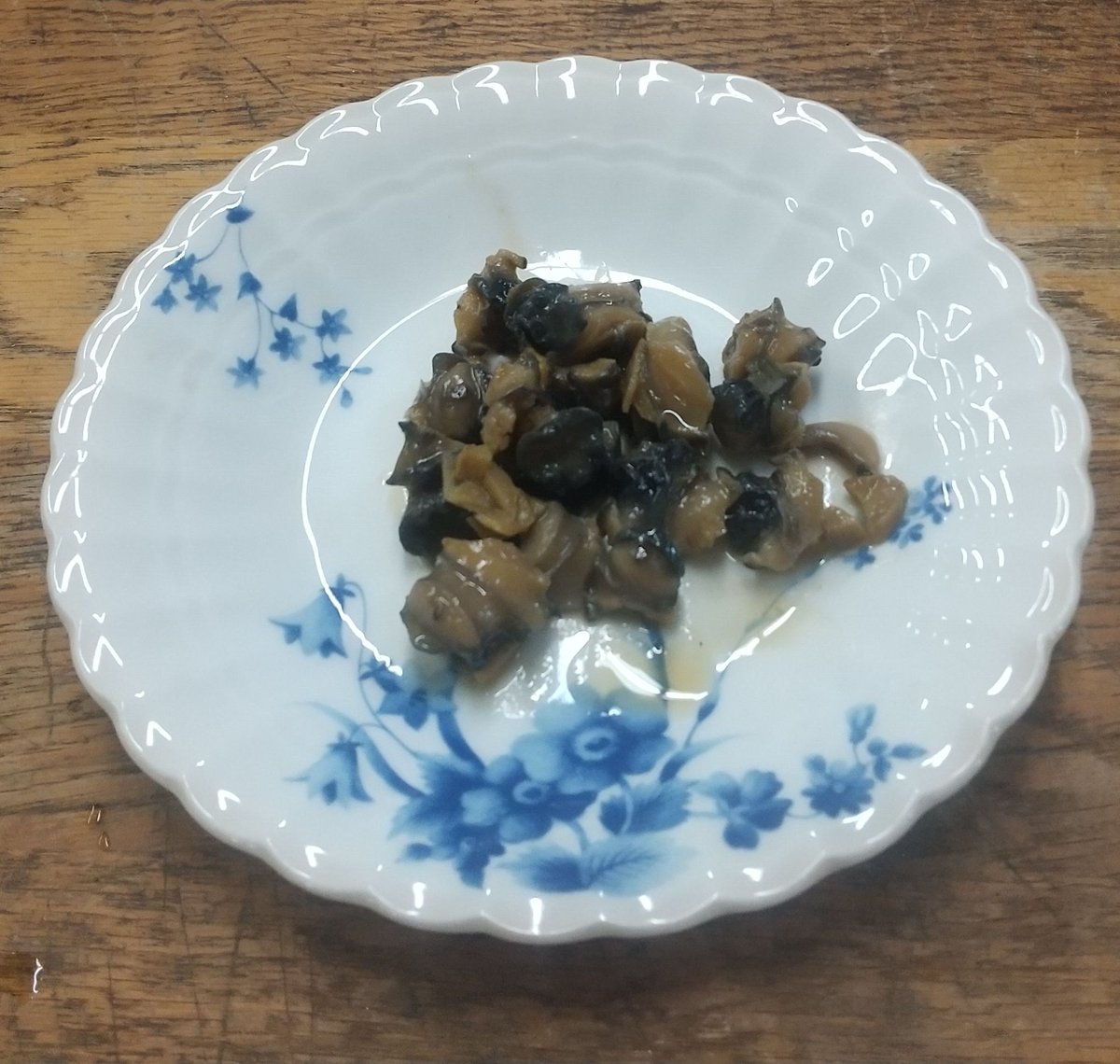 Spoon ジャンボタニシ を友人が料理してくれました 味付けは 醤油 みりん 生姜です 美味しく頂きました 友人曰く 殻を割ったら 稚貝がいた 二枚目の画像 そうです と なると この貝は ジャンボタニシではない 国産のタニシの様です