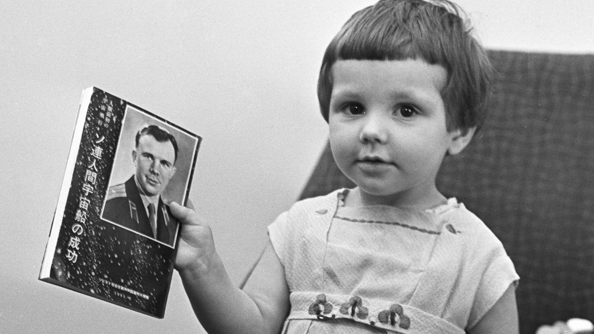 RusConsCapetown's tweet photo. 4!
Elder daughter of Yuri and Valentina #Gagarin, Lena, holds a book (published in Japan) about her father.
Photo by Y.Abramochkin.
#gagarin1961 #GagarinFirstInSpace #RememberGagarin https://t.co/3ujVRUaMCY