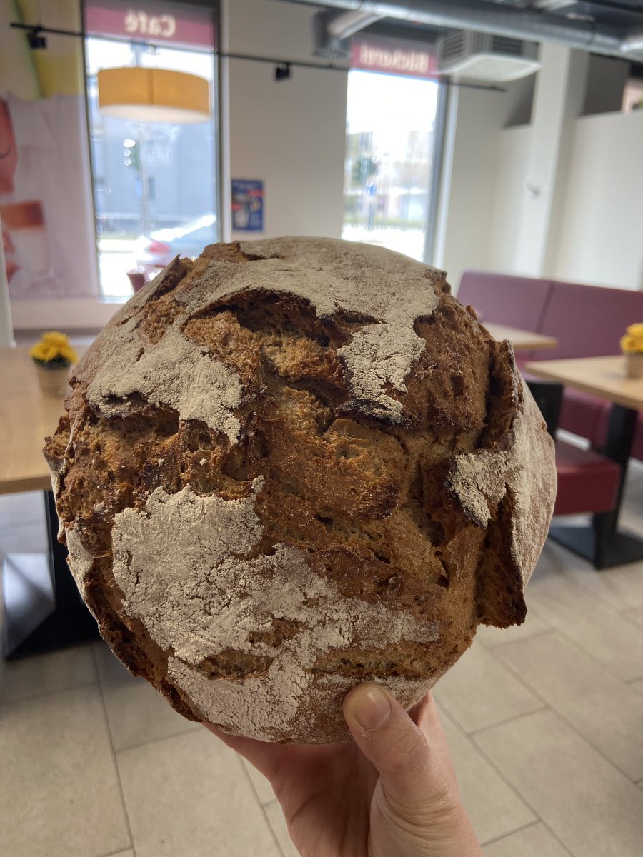 Motomone 美味しいパン探し Steinofenbrot 石窯パン Schaan 1810年から続く老舗チェーン店で購入 750gもあるから大きいし重い ライ麦粉多めで小麦粉とブレンドしたサワードゥ 2 75 約350円 美味い 程よい酸っぱさ そして表面も石の