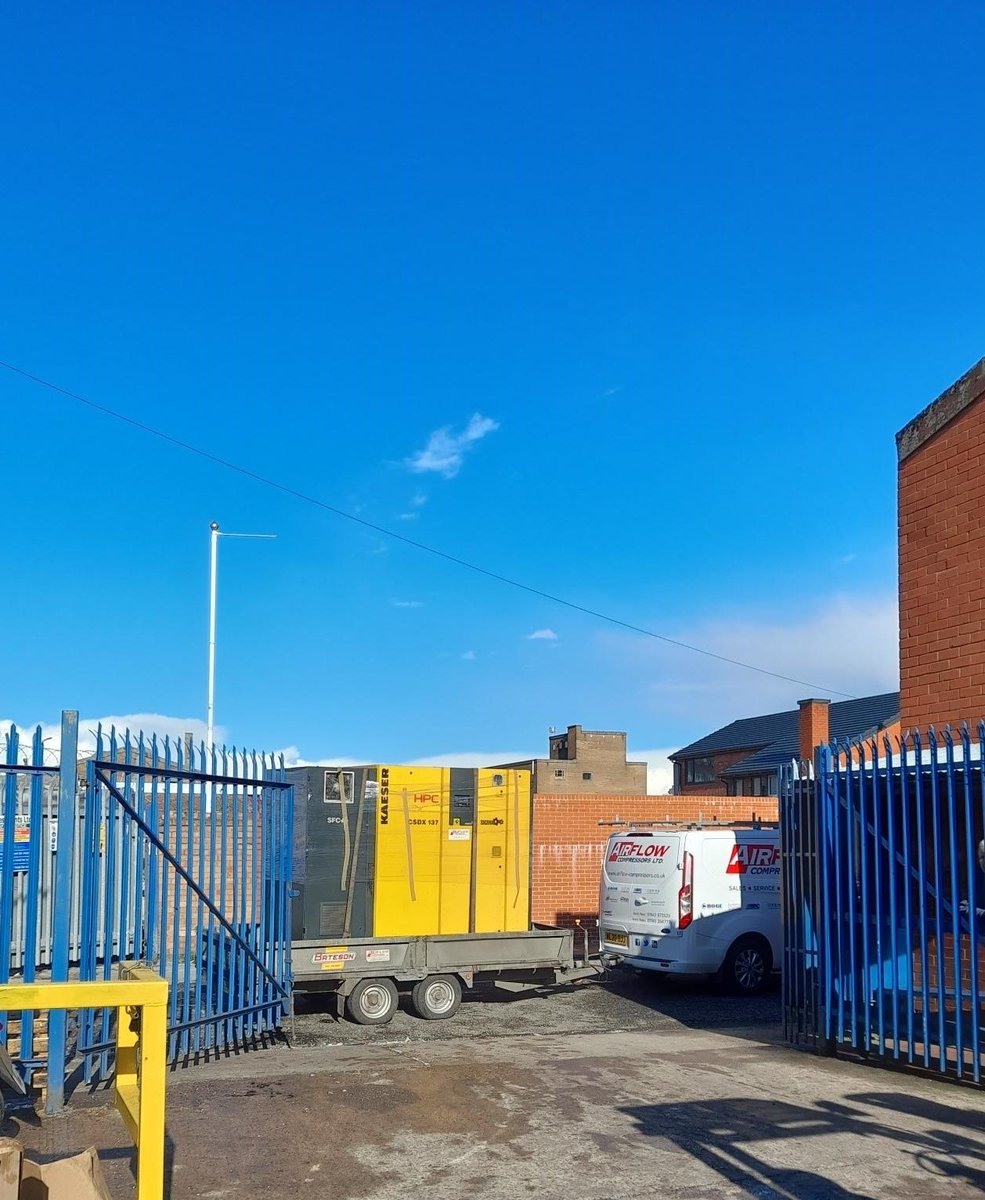 AirflowLtd's tweet photo. Airflow to the rescue.

This business called us with an urgent breakdown, we were able to respond &amp; get the factory up &amp; running again during the same working day. 

#247support #breakdown #compressorservices #teamairflow https://t.co/55cnfm9iZ7