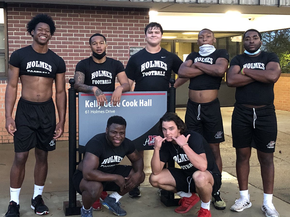 CoachLGibson's tweet photo. 🐶BULLDOG SCAVENGER HUNT WINNERS!! 
A lot of competition this morning but these guys stole the show with relentless effort and critical thinking skills!!! I’m sure they’ll enjoy the prize!

#GoHardGoDogs https://t.co/6dT2GYTJck