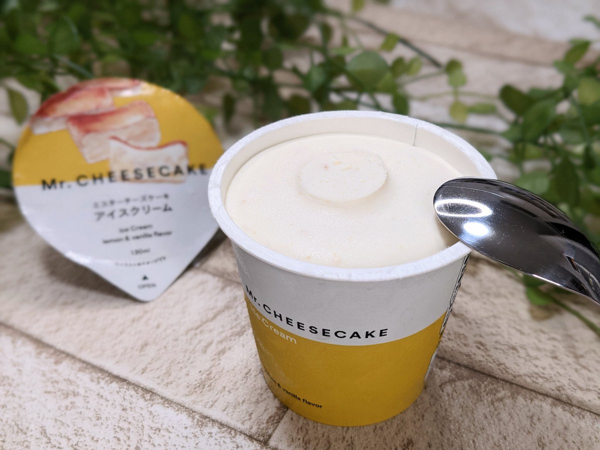 muni_sweets's tweet photo. 【ミスターチーズケーキアイスクリーム】
価格︰291円

「人生最高のチーズケーキ」のキャッチフレーズで有名なミスチが繰り出すセブン限定コラボアイス！まるでチーズケーキの様な風味を再現しつつ、爽やかなレモンフレーバーがたまらない！特に暖かい日にかぶりつきたくなる爽快感抜群スイーツ！ https://t.co/BijVv0R8W5