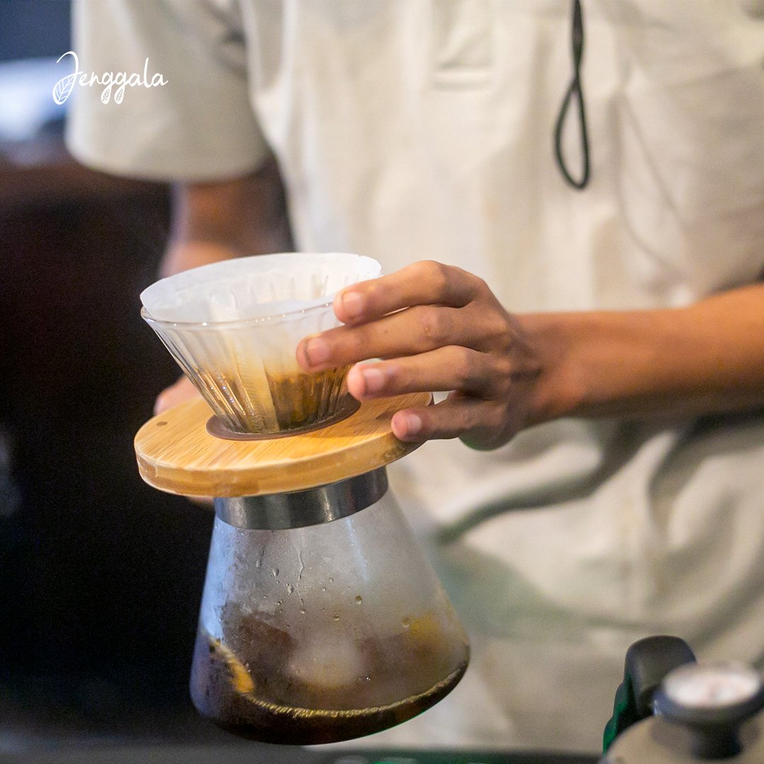 somehowacafe's tweet photo. Japanese Drip is on stage!! Salah satu barista's choice juga nih~
——————
📍Jl. Bapak Husen Dalam No. 10, Cipaganti.
#experiencethemood #jurnaljenggala #bukansekedarkopi #japanese #japanesecoffee #icedcoffee #baristacoffee #baristastyle #baristacreations #moment #moments https://t.co/wozSf35R05