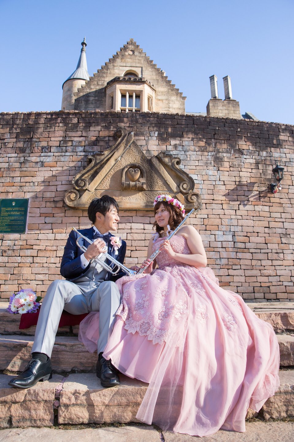 公式 ロックハート城ウエディング おふたりで楽器を手に ロックハート城だからこそお城の前で おふたりの趣味やお好きなものを取り入れた 想い出の一枚を残しましょう ウエディングフォト 結婚式 結婚式準備 ロックハート城 T Co
