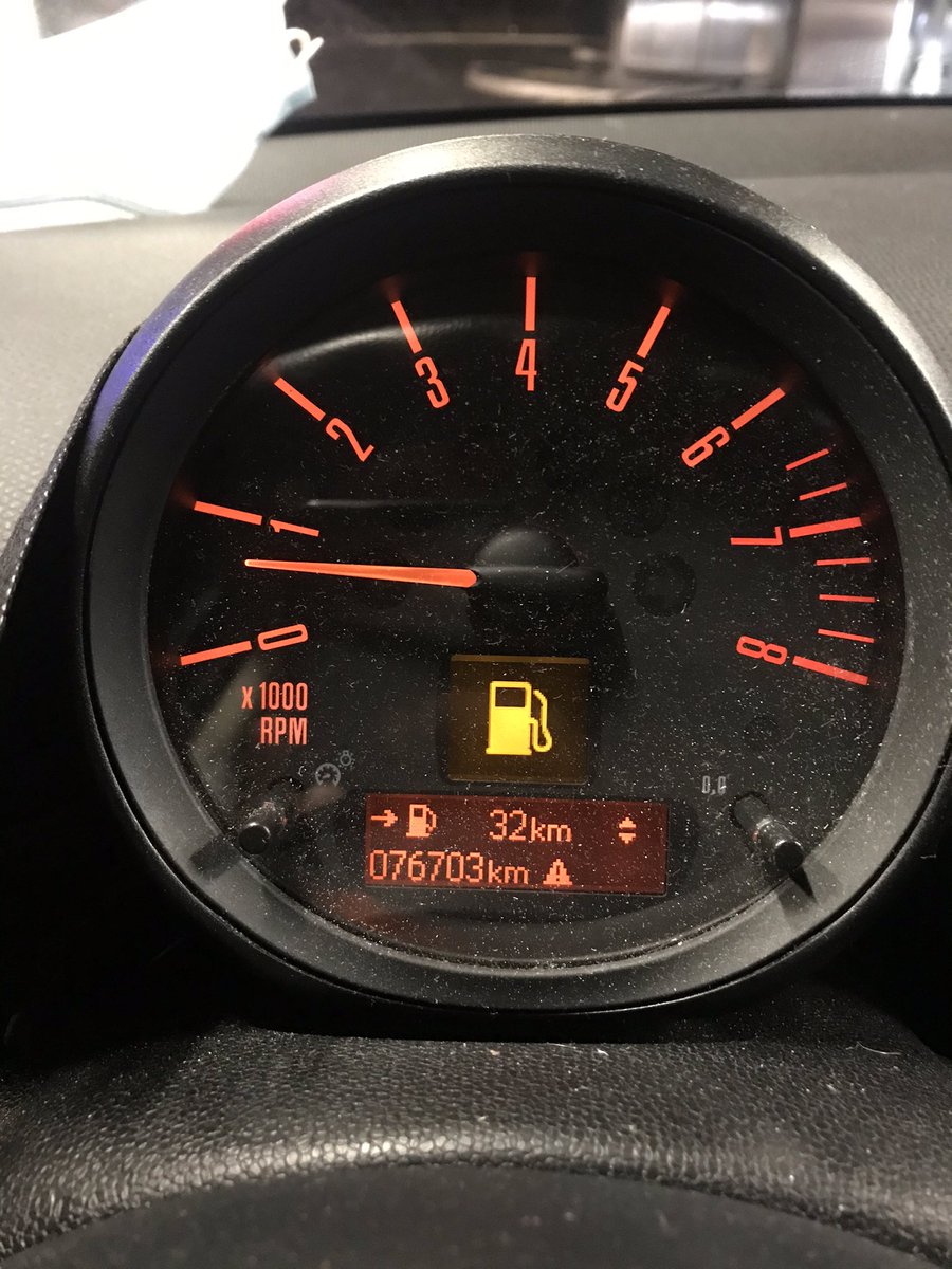 DeejayKuts's tweet photo. Après 20 ans de permis, je me suis rendu compte qu’il y’avait une flèche qui indiquait le côté où se trouvait mon réservoir de carburant. 😂 https://t.co/ysHwGqLQ1a