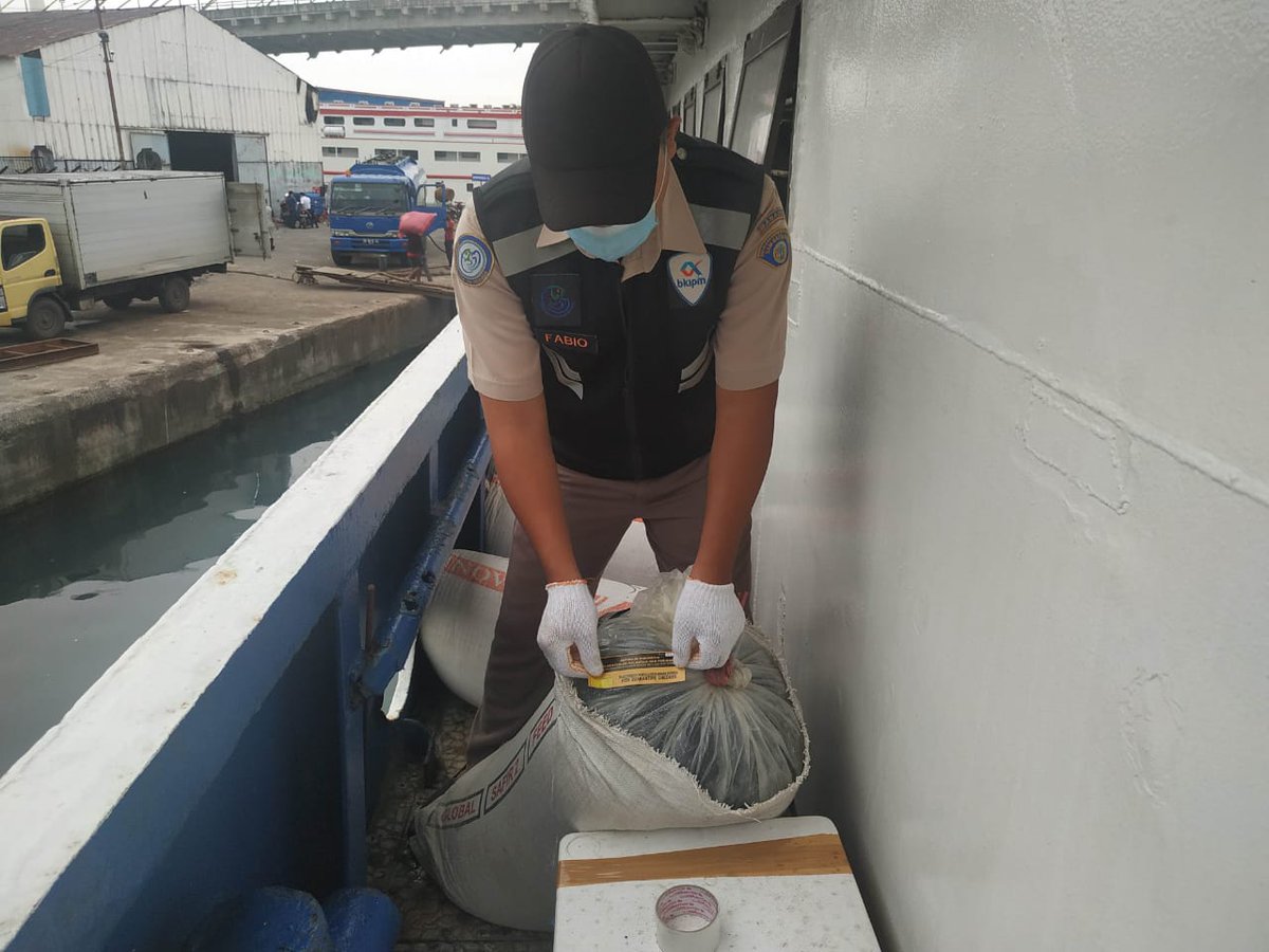 Wilker_Manado's tweet photo. 08/04 Pemasangan security check setelah pemeriksaan fisik komoditi perikanan. @Wilker_Manado @BKIPMManado @HumasBKIPM #RBKKPHebat #BriefingRoadMapRBKKP @Hatta_Arisandi @arwin_pelabuhan @VeraPondaag @dollyrawung05 #KKPRebound https://t.co/yU1v8CUJRZ
