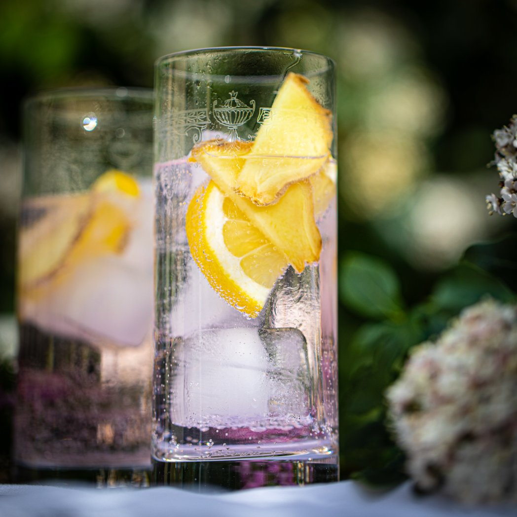 BritishHoneyCo's tweet image. Just the tonic for garden gatherings...🌷
English Heritage Elderflower &amp;amp; Rose Gin with rhubarb tonic and garnished with a slice of lemon and fresh ginger.
*Please drink and socialise responsibly
#thirstythursday #springserve