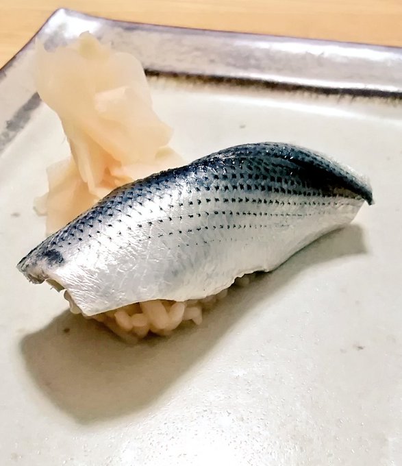 小鰭 なんと読む 江戸前寿司の光モノ 小鰭の読み方や語源などを紹介 魚漢字クイズ Sotokoto Online ソトコトオンライン 未来をつくるsdgsマガジン