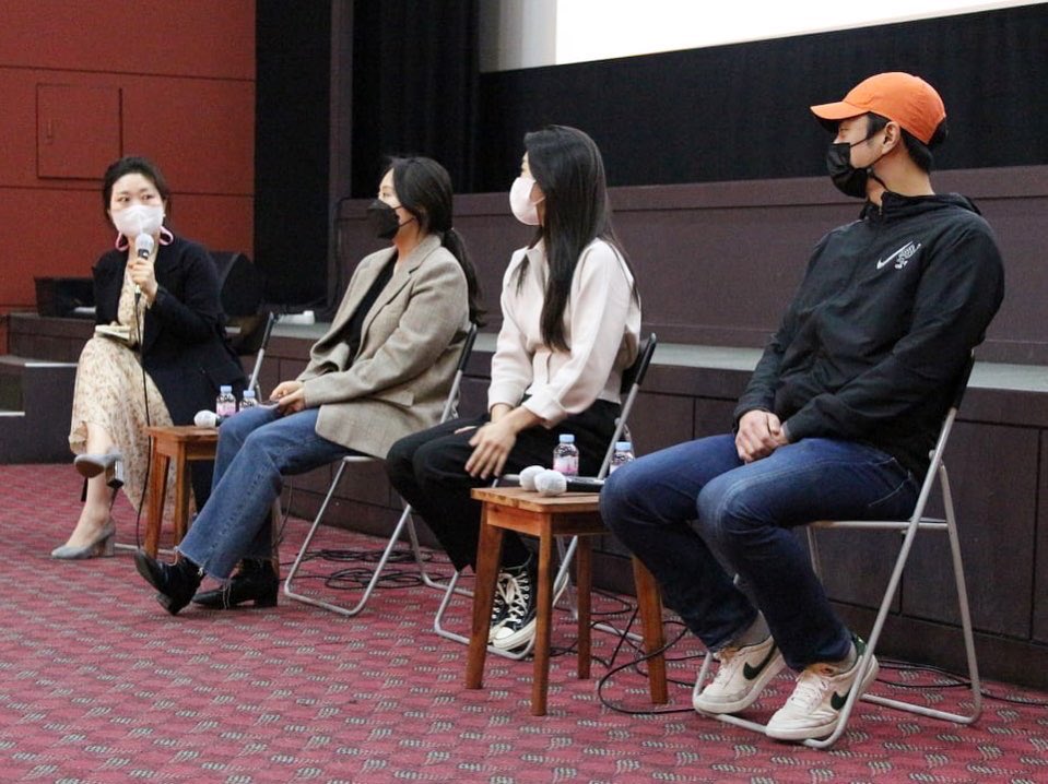 IndieSpace_kr's tweet photo. "장편으로 만들어진다고 했을 때 안 할 이유가 없었어요."
<#비밀의정원> 인디토크 진행중입니다💚 박선주 감독의 단편 <미열>에서 정원과 상우를 연기했던 한우연 배우와 전석호 배우가 그대로 장편에도 출연하게 되었어요. 세 사람이 오랜 시간 함께한 작품에 대한 애정을 들려주고 있습니다🌳 https://t.co/rwYEMwHEZ5