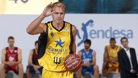 CB Canarias ( @CB1939Canarias) had just made it back to the ACB since 1990. Under the guidance of Coach Martinez  @3alemar, now in the CBA, Luke averaged 9.9 pts, 7 rebs and 2 ast in 26.4 minutes, sharing the court with players like Carl English, Richotti or Sekulic.