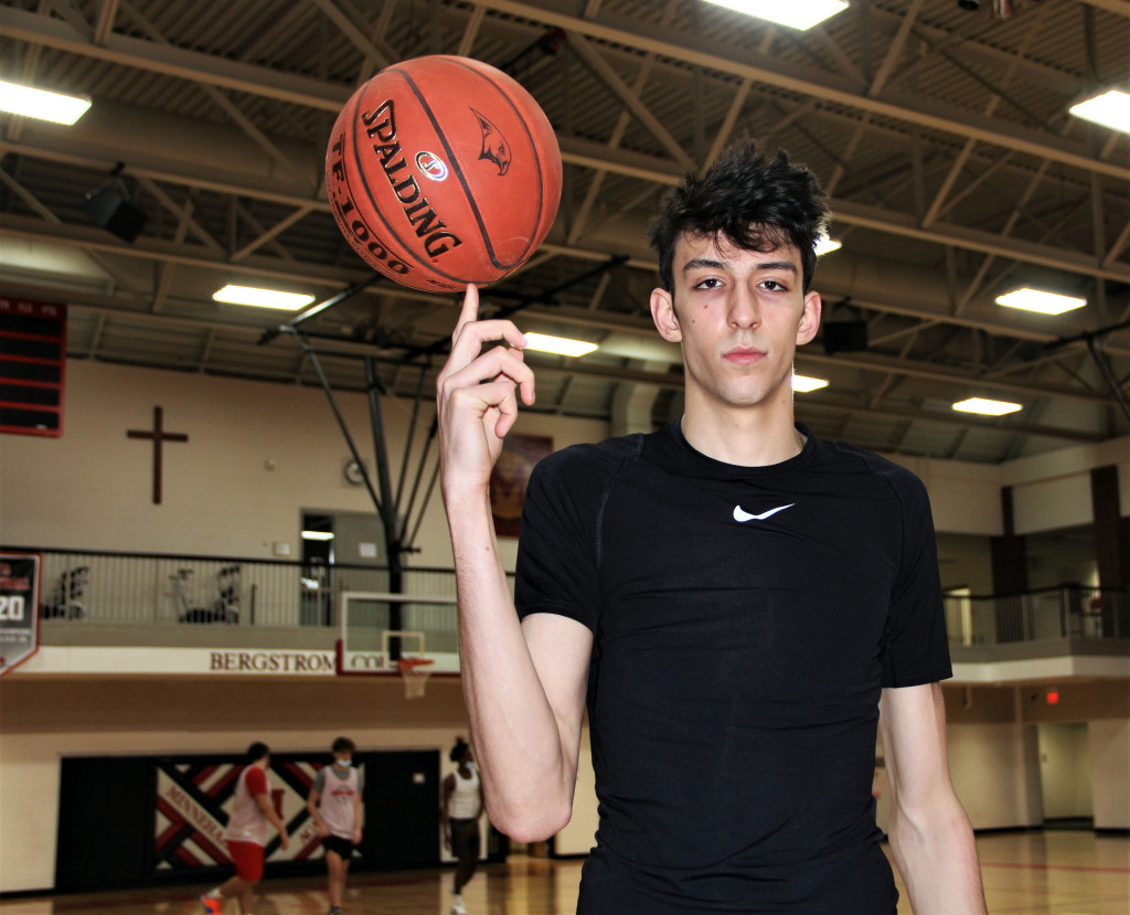 PioneerPress's tweet image. East Metro boys basketball player of year: Minnehaha Academy’s Chet Holmgren pipr.es/dRWnE18
