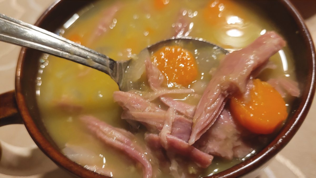 WithDumplings's tweet photo. My favorite way to use leftover ham is by making split pea soup. Use the bone to make the most flavorful soup ever!

Find the recipe at https://t.co/YUFeQOJqsa 

#cswd #soup #splitpeasoup #leftoverham #leftoverhambonesoup #rainydaysoup #hamrecipes #comfortfood #warminside https://t.co/MQYC72IRMy