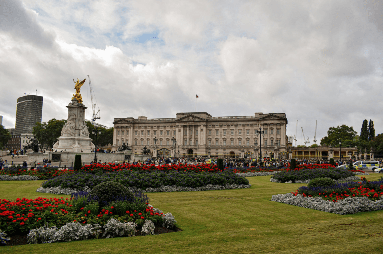 _ByteNews_'s tweet photo. #BuckinghamPalace gardens opens up for the summer ☀️☀️☀️
Read full article here to find out more: ⬇️⬇️⬇️
#bytenews #thingstodo #summer
https://t.co/dUocGAH9Tf https://t.co/mfx9ULJXyr