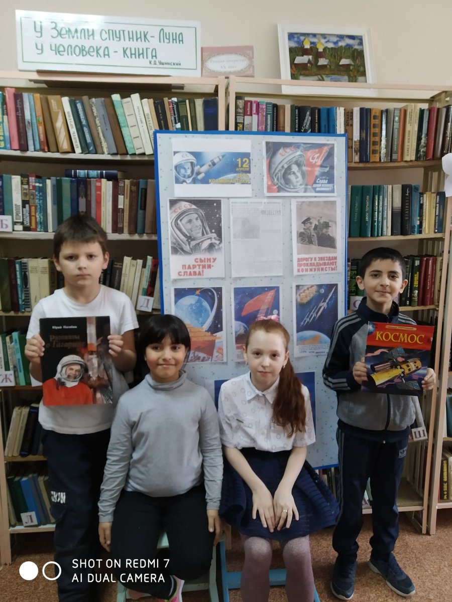 Всю неделю в ГБОУ ООШ пос.Журавли проходят тематические кл.часы, выставка рисунков, соревнования, посвященные Дню космонавтики.
Ученикам удалось посмотреть фильм о советском космонавте, принять участие в конкурсе рисунков и окунуться в исторический экскурс космонавтики.