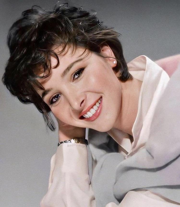 liamgareau's tweet image. Lisa Kudrow in the 80s is ready to see you now