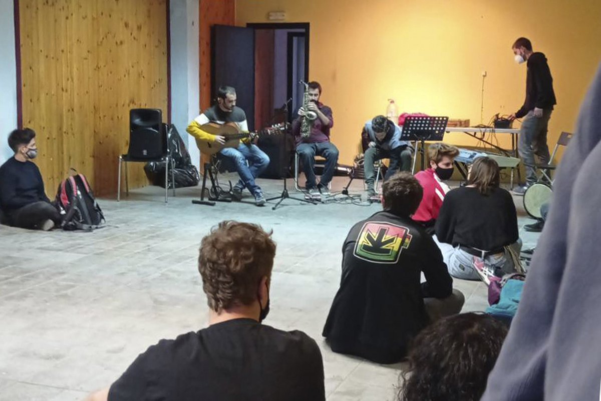 #OKUPACIÓ | Neix un espai veïnal a #Barcelona en un local del fons d’inversió Cerberus directa.cat/neix-un-espai-… El passat 2 d'abril, la plataforma Recuperem el #Guinardó va presentar un nou espai okupat per a entitats i col·lectius del barri. Ho explica <a href="/gemma_g_fabrega/">Gemma Garcia</a>