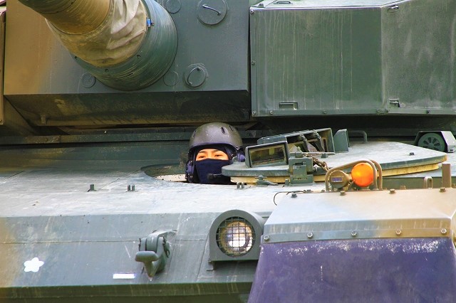 camp_kitaeniwa's tweet photo. #第72戦車連隊
白馬3曹です∠(`^´)
\初級機甲特技検定/
#初級機甲
通称“3モス”
機甲科隊員として
操縦技能など必須の資格
真剣なまなざしがイイネ(☆_☆)
#恵庭 #北部方面隊 #自衛隊
#3MOS
#モス=自衛隊限定の#資格 https://t.co/cxdmIEoSV3