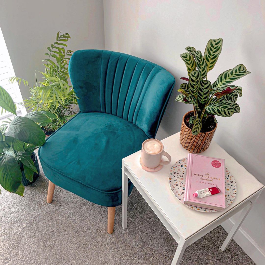 Teal us this isn't the perfect cosy corner set up... 📸: @floralhistorian Shop now: bit.ly/3afQMd2