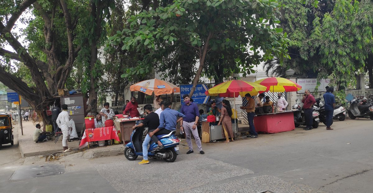 @mybmc @mybmcWardPS @MumbaiPolice Illegal eateries stalls,on both corner, increasing at Vinod Sanghi Marg(Udyog Nagar) - SV Road junction, #Goregaon (W) . @murarkas @AAPGoregaonMum @Rakesh0879 @AntiHawker @action_illegal
#CoronavirusIndia 
#coronainmaharashtra