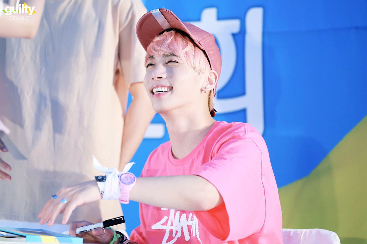 canine0718's tweet photo. #블링블링_종현아_생일축하해
#HappyJonghyunDay
#HappyBlingDay
#Happy_jjong_day

오늘도 행복했으면 좋겠어 https://t.co/4dj76wntLm