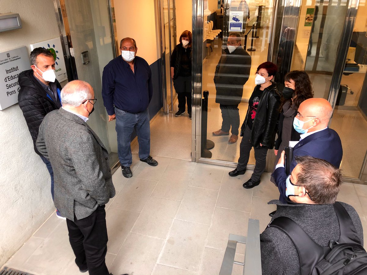 A l’Insitut de Secundària @ponsdicart, el conseller d’@educaciocat @JosepBargallo junt amb el delegat @oscarperis i el director de SSTT @jeanmarcsegarra també es reuneixen amb la direcció per conèixer el projecte del centre. La reunió es fa al pati de l’Arxiu Històric Tarragona