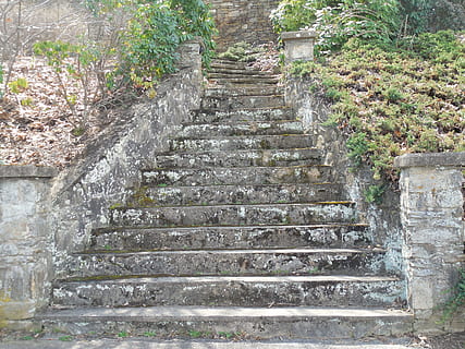 Винтовая лестница в замке. Старинная лестница. Old step. Каменная лестница в горах. Лестница вверх.