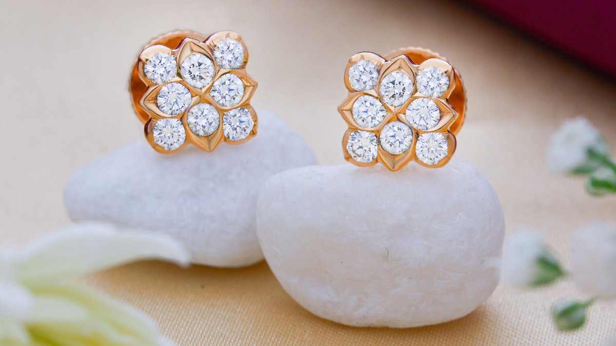 SunnyDiamond_4c's tweet photo. Flowers or diamonds? 🤔With petals of yellow gold and round-cut diamonds, here’s a classic pair for your collection.
Explore more #InternallyFlawless diamond studs at https://t.co/t4NMINwj65. 
#LikeNoOther #CertifiedDiamondJewellery #conflictfreediamonds https://t.co/KwEs00OSQJ