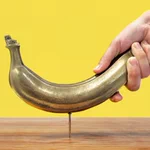 釘を打てるバナナがあるって本当!？重量1.5キロの『バナナハンマーDX』がヴィレッジヴァンガードから発売!