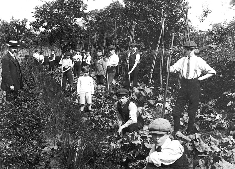 Spring is the time for planting and growing, and school gardens are a great way to get children involved. Here's a lovely photo of instruction in gardening at Bletchingley Council School in 1911  bit.ly/3rZNNMA #HBAHSpring #CommunityGardenWeek