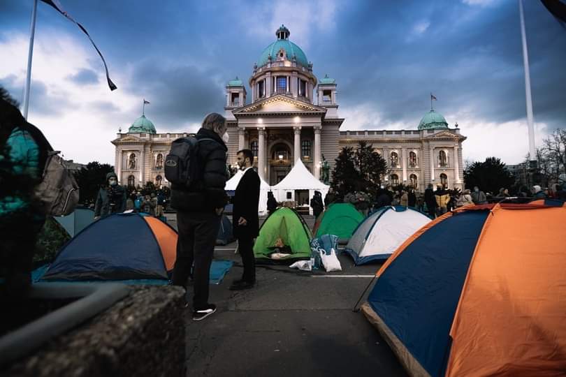 uri_frilens's tweet photo. Saborci i saborkinje,
U 11:00 počinje naš protest, u 11:30 protestna šetnja. Pridružite se borbenim kamperima ispred Skupštine, koji su hrabro proveli noć napolju na minusu.
Ovo nam je bila prva noć, ostajemo još dve, kada ćemo dočekati ЕКОЛОШКИ УСТАНАК!
Vidimo se!
#ProtestKamp https://t.co/NxmsDkGncX