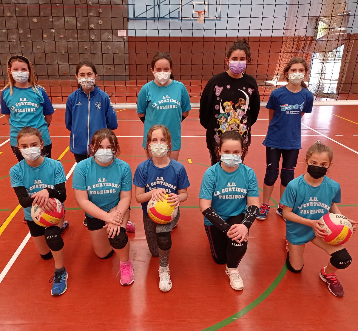 voleycurtidora's tweet photo. Después de 13 meses VOLVEMOS A COMPETIR !!,  y el primero que lo hará será el equipo Alevín que éste sábado jugará en Gijón la 1° Jornada del Clasificatorio para el Campeonato de España #FundaviTeams #jugamosporlaigualdad #vamoscurti #SomosVoleibol @fvbpa https://t.co/sC64UnXhCV